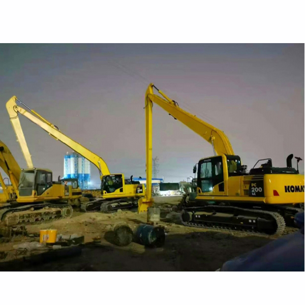 两台小松200加长臂装配现场